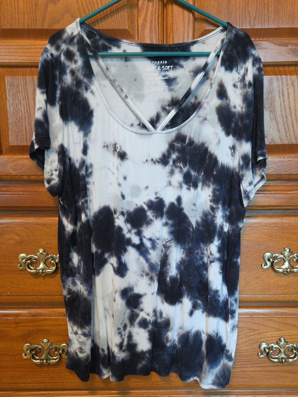 torrid Black & White Tie-Dye V-Neck Short Sleeve Top